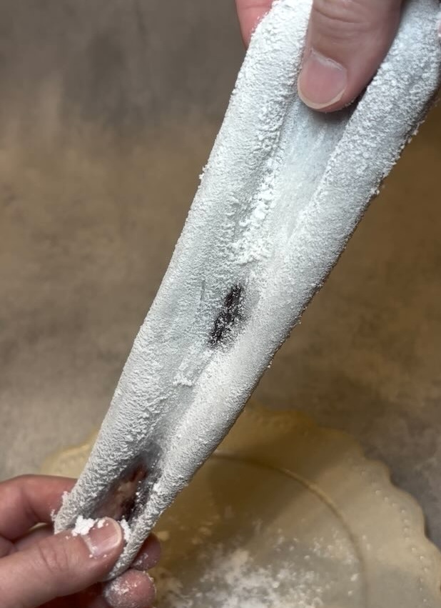 美好餅の大福が伸びる様子