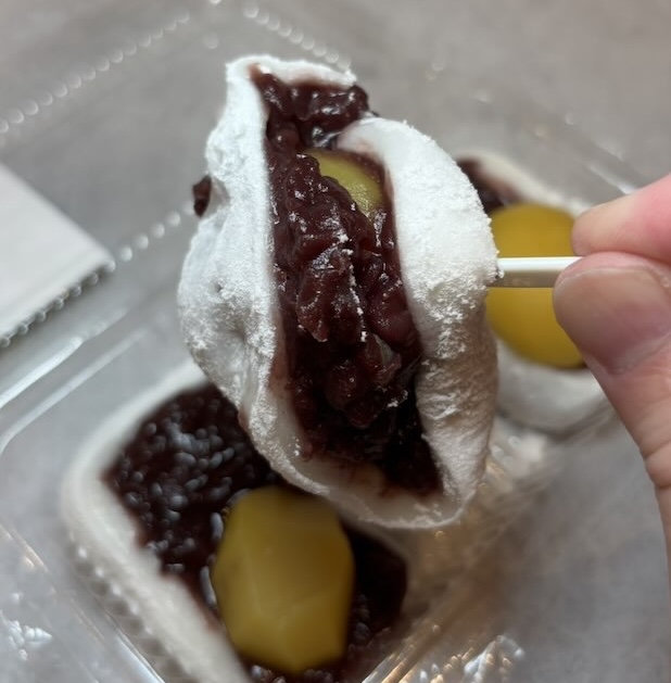 美好餅の栗大福の栗とあんこ
