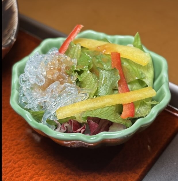 かにしゃぶ会席の色鮮やかなサラダ