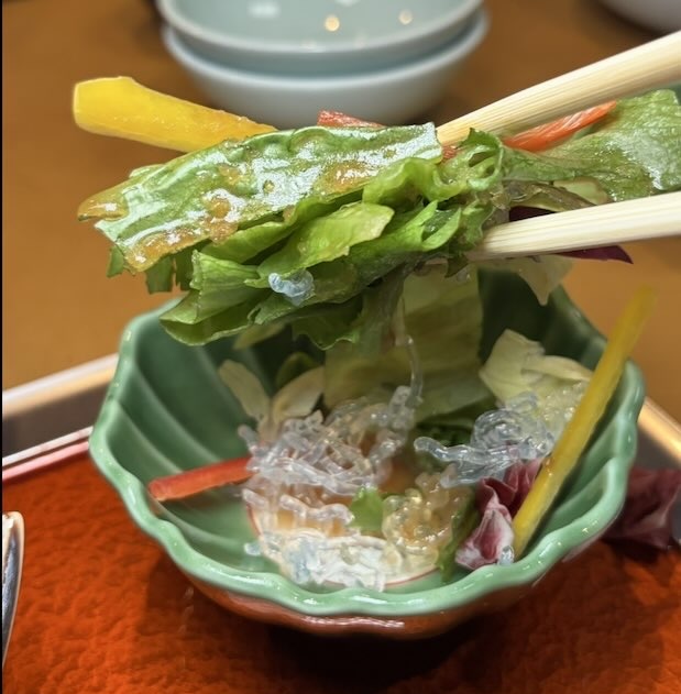 サラダを箸でいただく様子