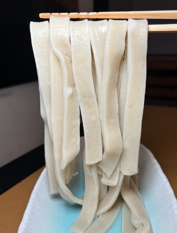 極太うどんを箸で持ち上げた写真