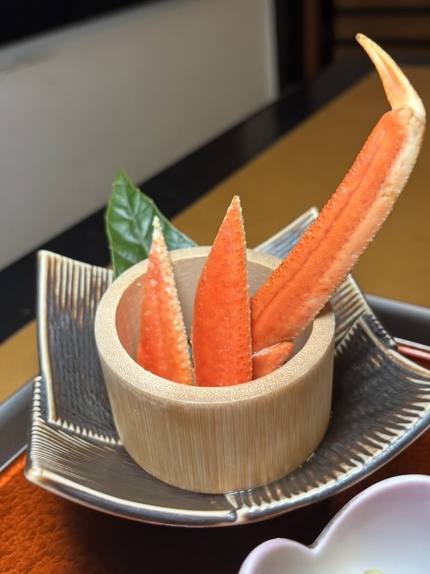 竹の器に入った茹でがに