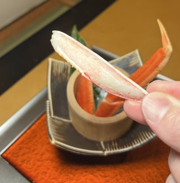 茹でがにの身を手に取った様子