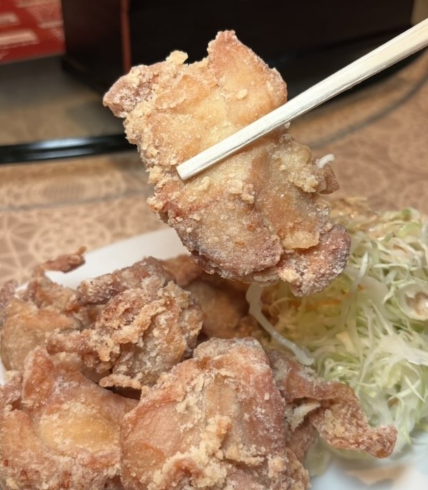 唐揚げを箸で持ち上げたアップ