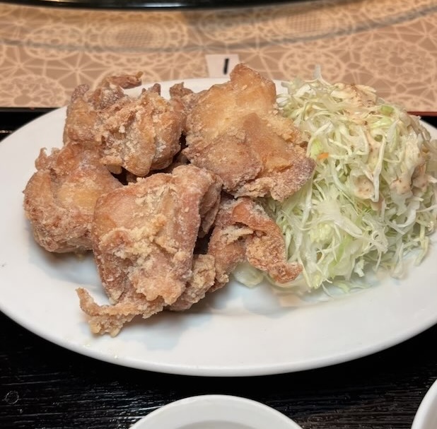 唐揚げと千切りキャベツ