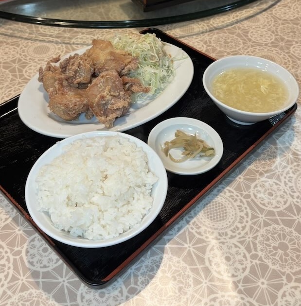 唐揚げ定食1100円の料理全体