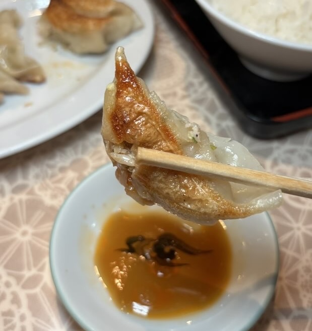 タレにつける焼き餃子
